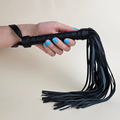 LATETOBED Classic Flogger 42 cm - Chicote BDSM Preto