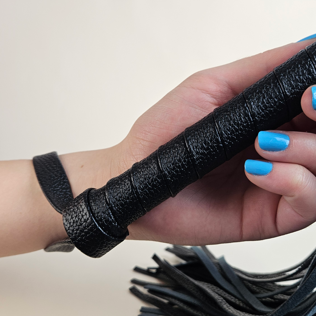 LATETOBED Classic Flogger 42 cm - Chicote BDSM Preto