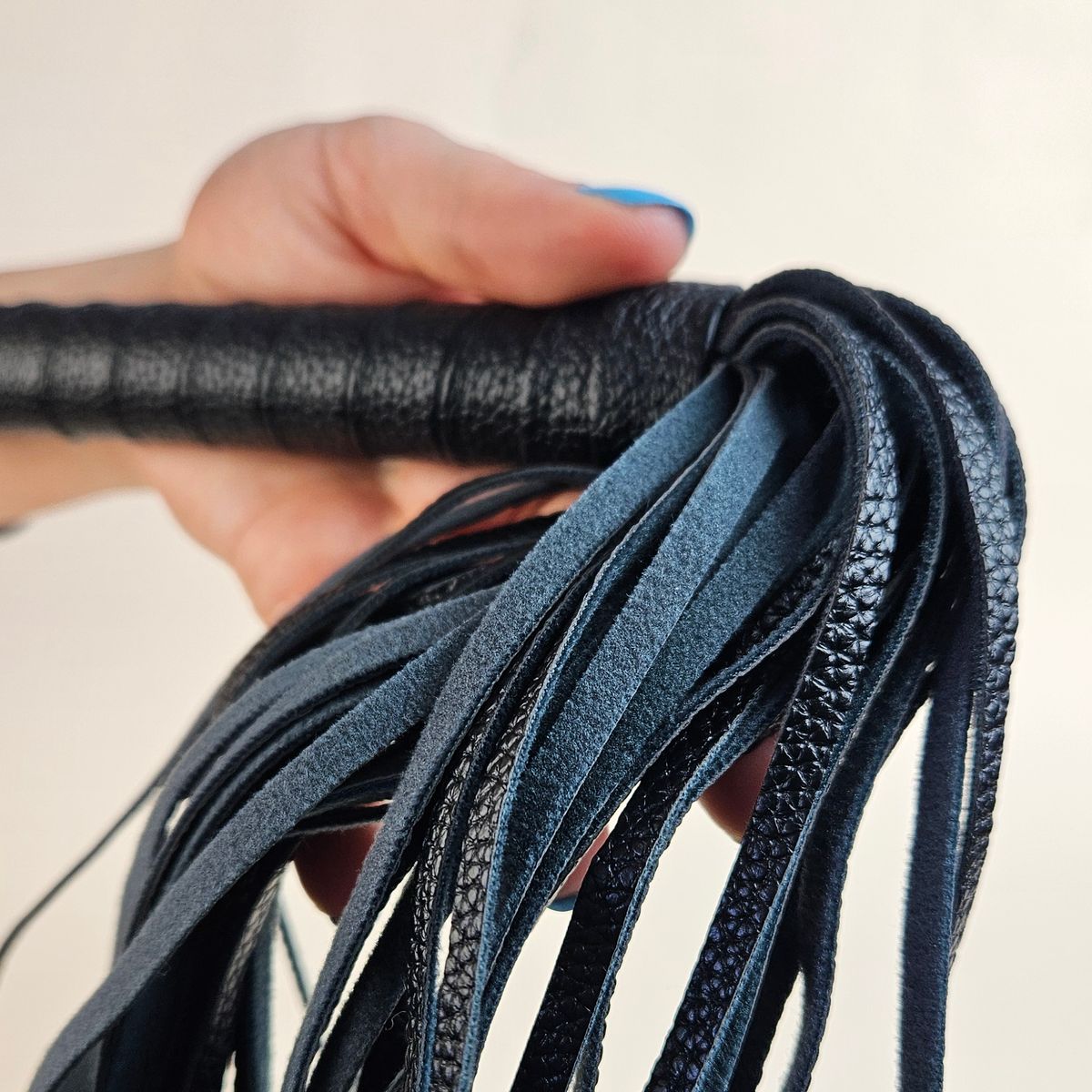 LATETOBED Classic Flogger 42 cm - Chicote BDSM Preto